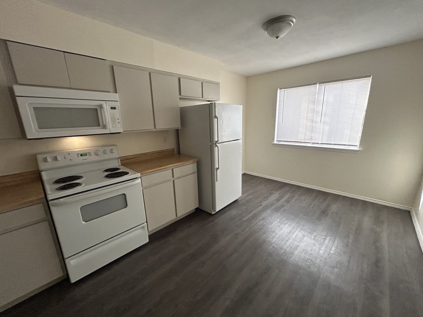 Application Special - 2 Bed/1 Bath off SW Military property image