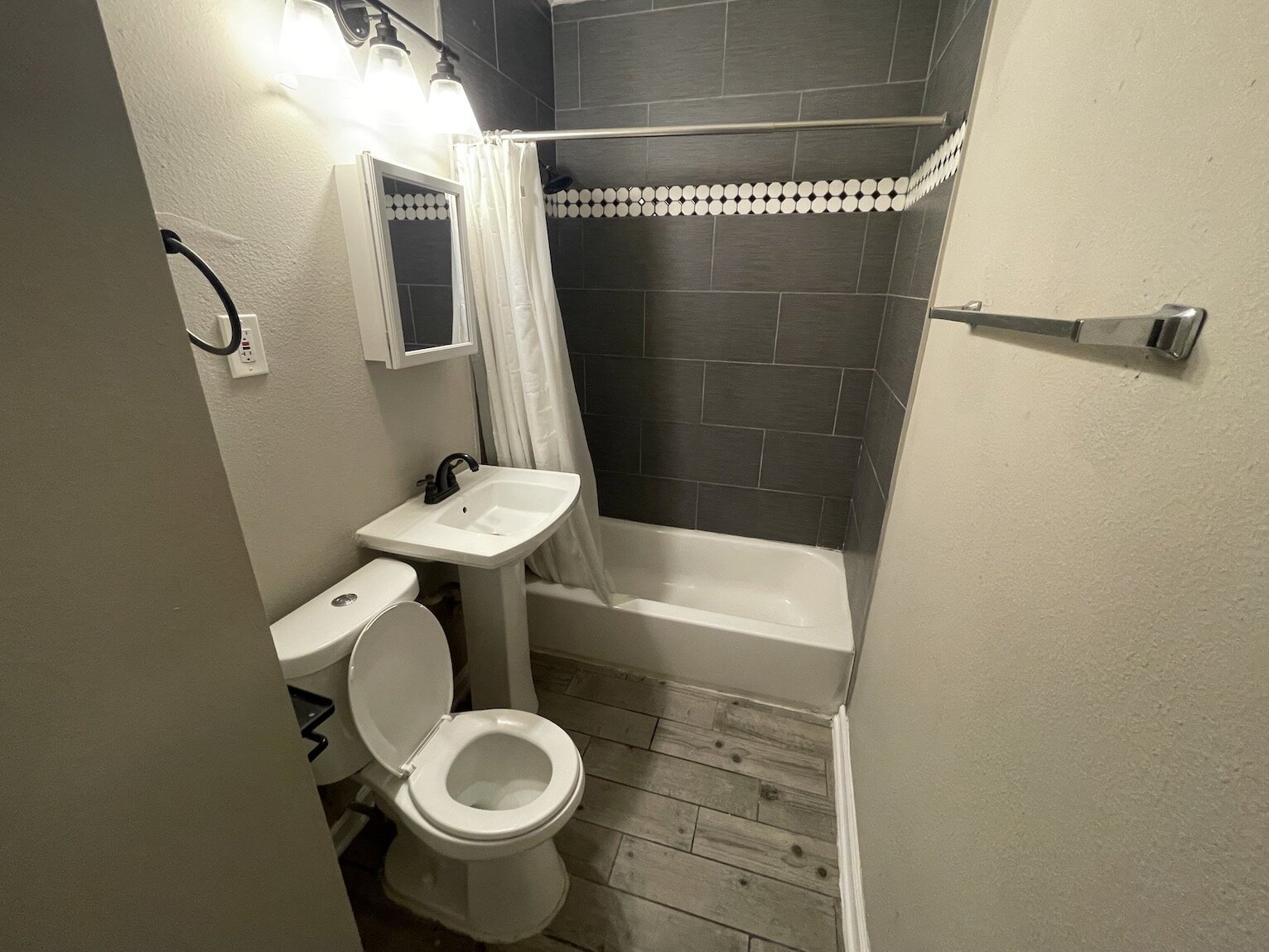 One Bed/One Beth Apartment with Vintage Charm in the heart of St. Mary's property image