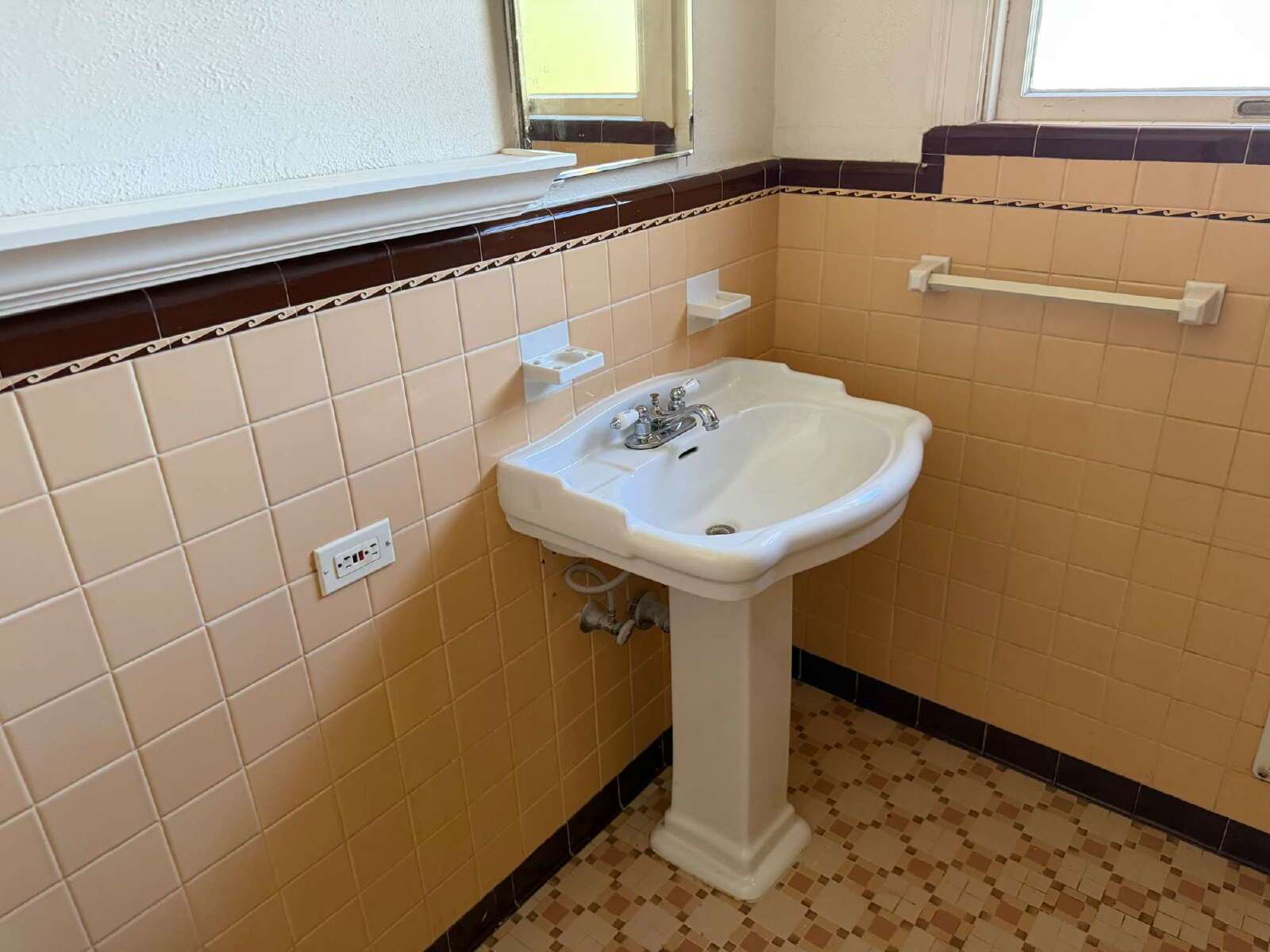 Beautiful two bedroom/1 bathroom with Original Details property image