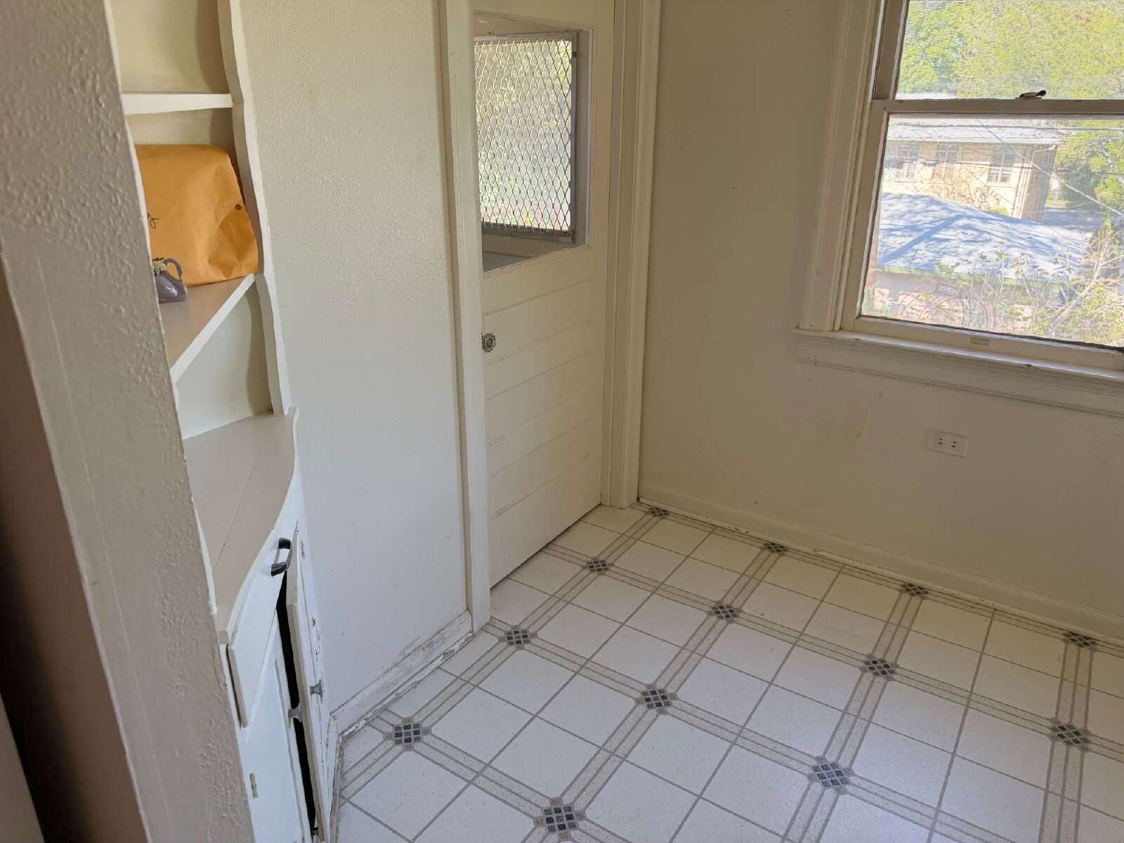 Beautiful two bedroom/1 bathroom with Original Details property image