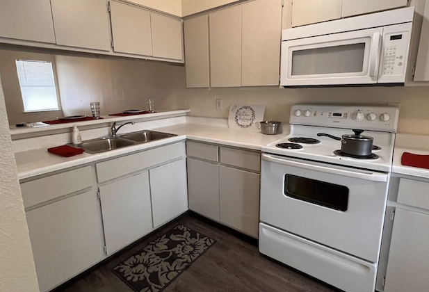 Application Special - 1 Bed/1 Bath off SW Military property image