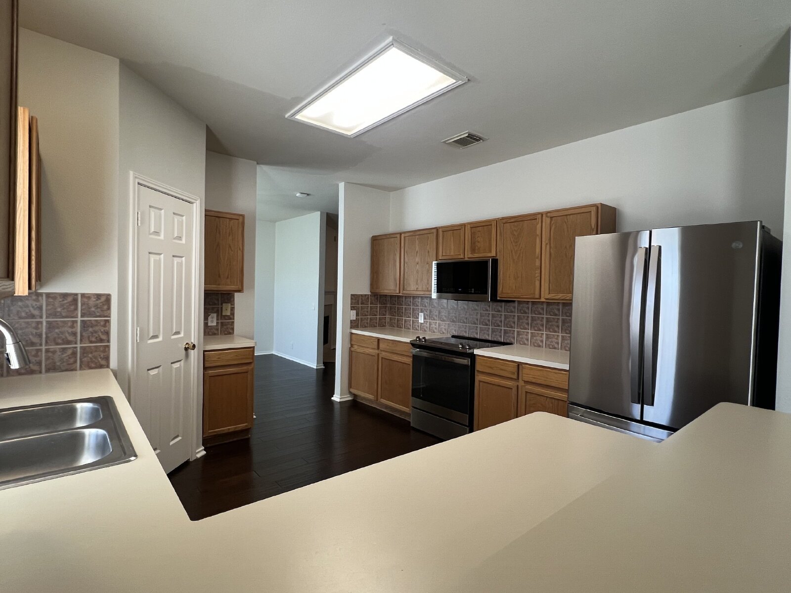 Charming 3-Bed /2 -Bath Sanctuary with Fireplace & Hardwood Floors, Between Evans and Bulverde at 281 North property image