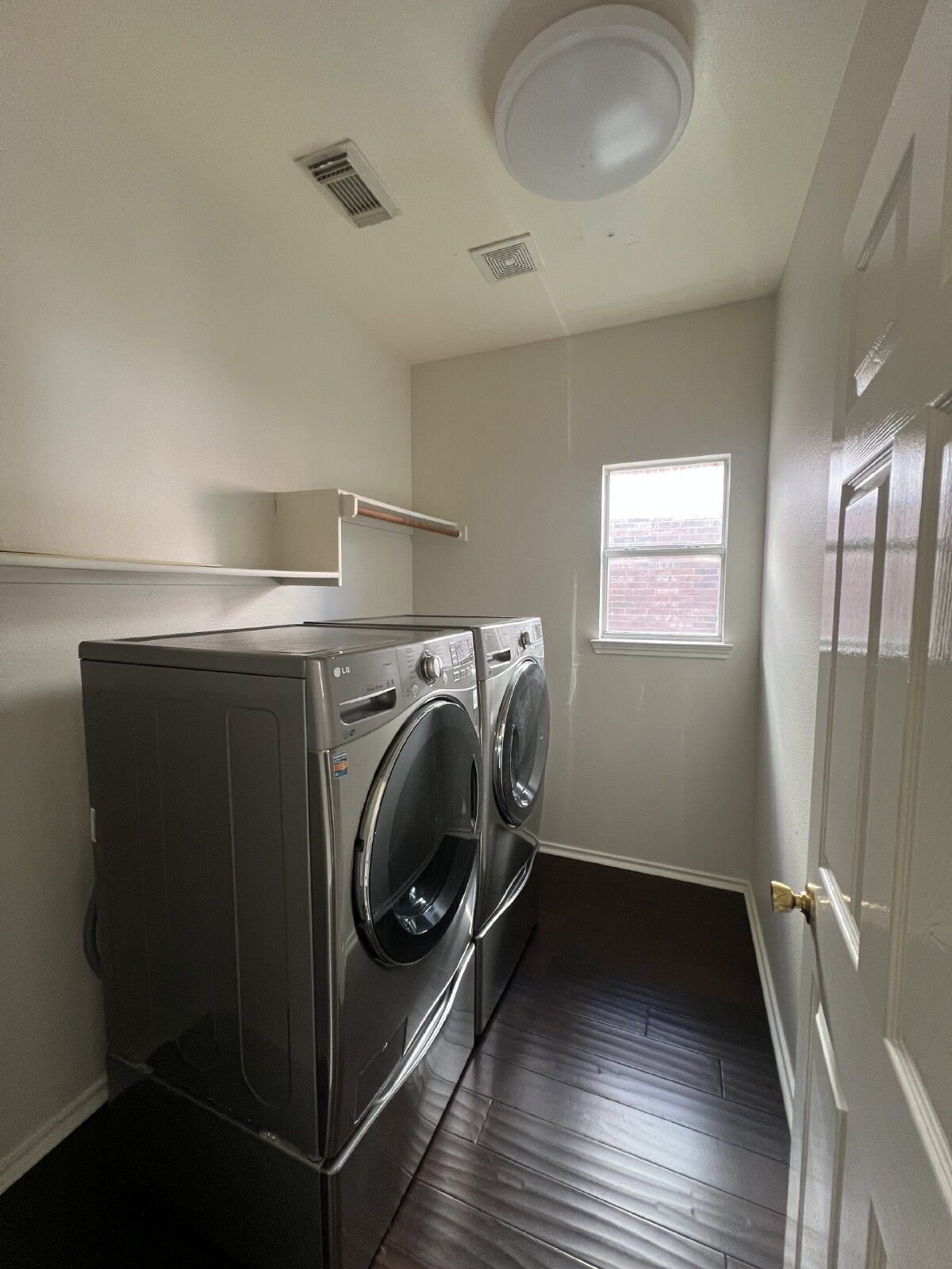 Charming 3-Bed /2 -Bath Sanctuary with Fireplace & Hardwood Floors, Between Evans and Bulverde at 281 North property image