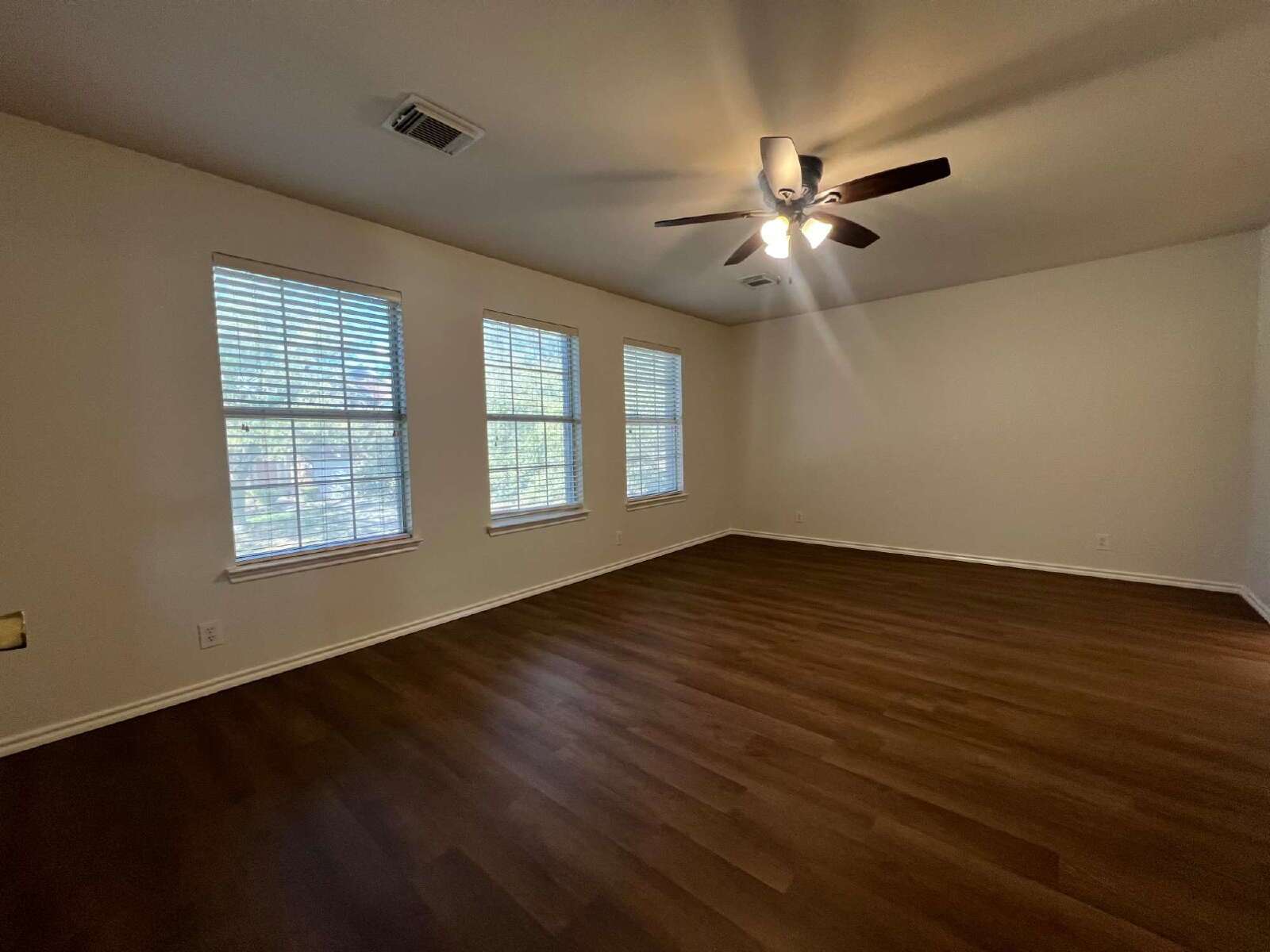 Charming 3-Bed /2 -Bath Sanctuary with Fireplace & Hardwood Floors, Between Evans and Bulverde at 281 North property image