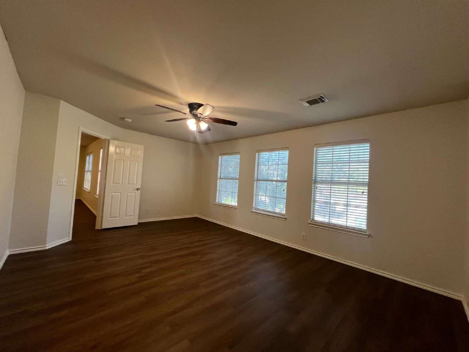 Charming 3-Bed /2 -Bath Sanctuary with Fireplace & Hardwood Floors, Between Evans and Bulverde at 281 North property image