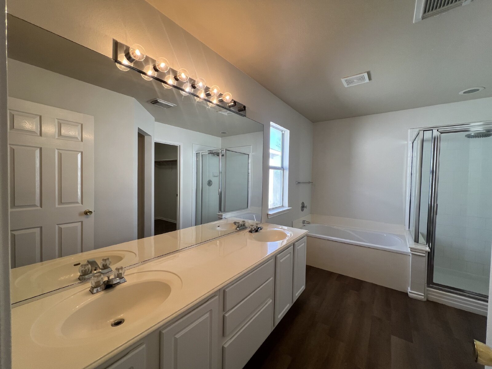 Charming 3-Bed /2 -Bath Sanctuary with Fireplace & Hardwood Floors, Between Evans and Bulverde at 281 North property image