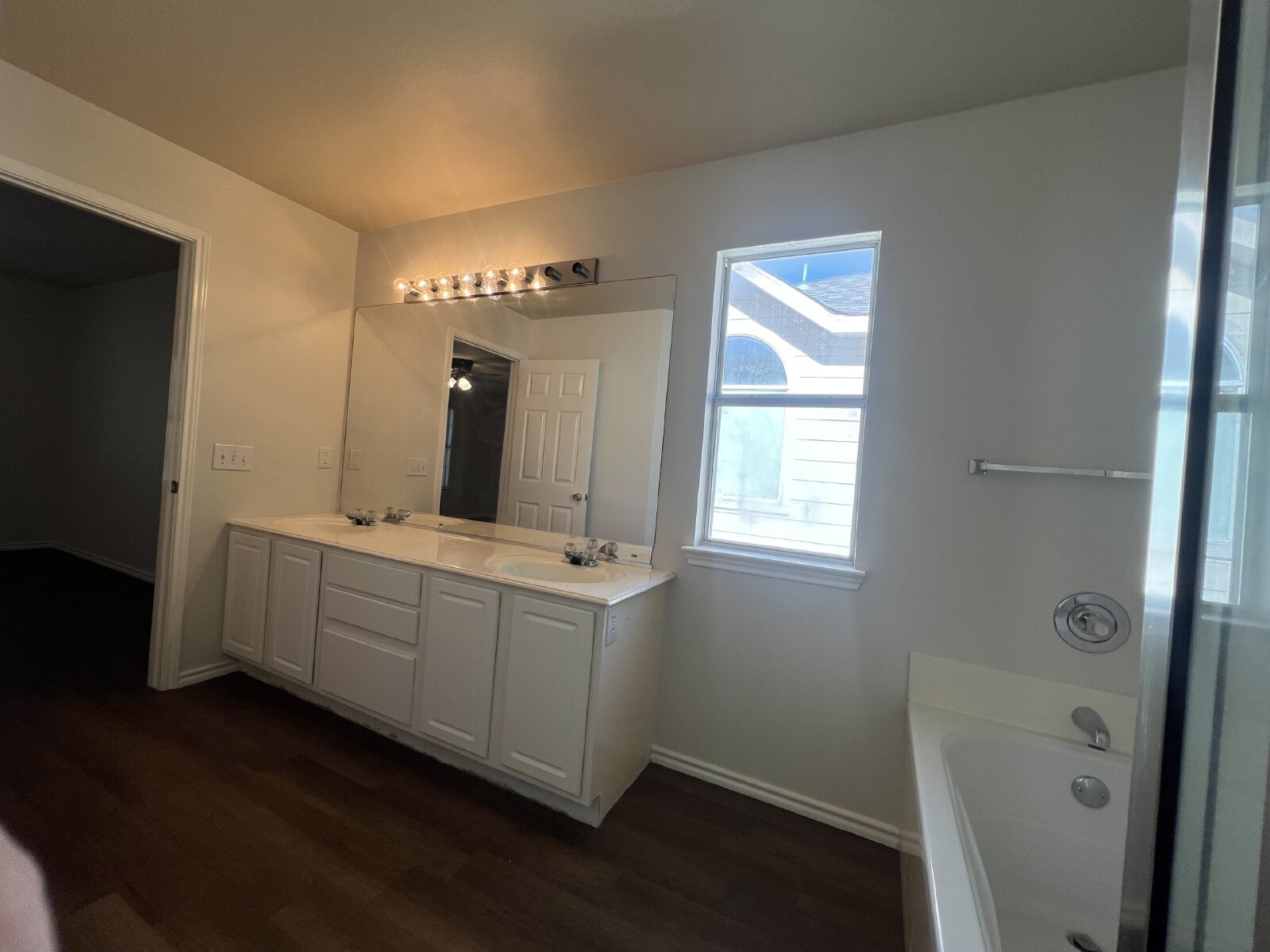 Charming 3-Bed /2 -Bath Sanctuary with Fireplace & Hardwood Floors, Between Evans and Bulverde at 281 North property image