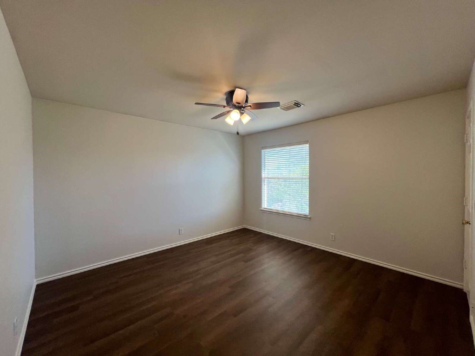 Charming 3-Bed /2 -Bath Sanctuary with Fireplace & Hardwood Floors, Between Evans and Bulverde at 281 North property image