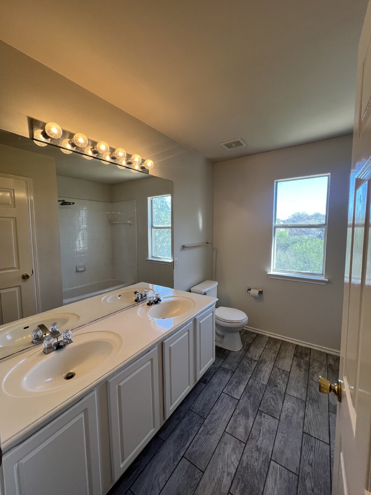 Charming 3-Bed /2 -Bath Sanctuary with Fireplace & Hardwood Floors, Between Evans and Bulverde at 281 North property image