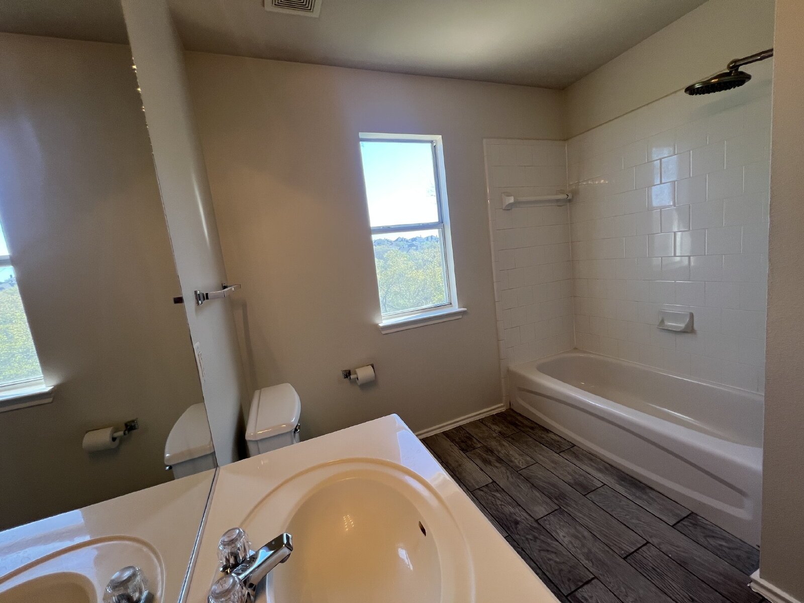 Charming 3-Bed /2 -Bath Sanctuary with Fireplace & Hardwood Floors, Between Evans and Bulverde at 281 North property image