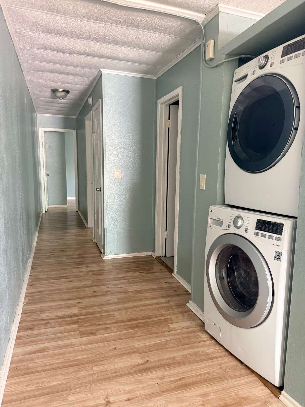 Newly Renovated 2 bed/1 bath property image